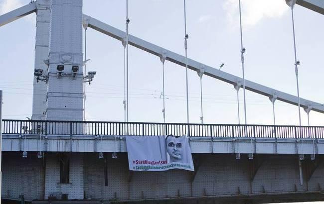 В Москве на мосту вывесили баннер в поддержку Олега Сенцова