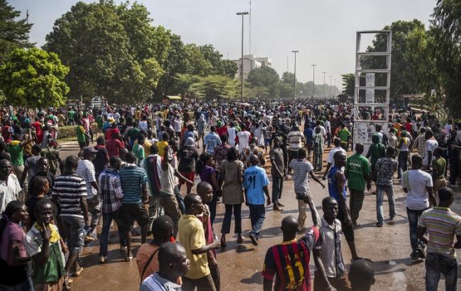 В Буркина-Фасо возле дворца президента слышны выстрелы
