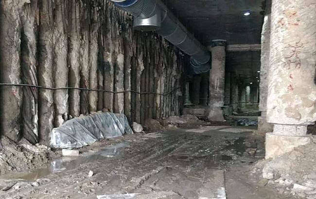 "Два месяца наблюдаем лужу": раскопки на Почтовой площади никак не удается "осушить" &mdash; постоянно текут "ручейки"