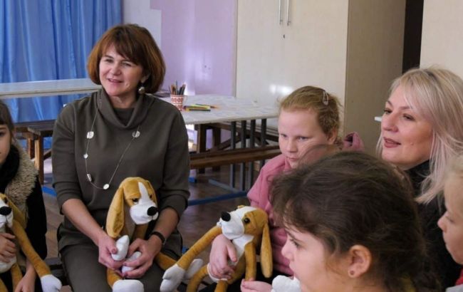 Обійми песиків хібукі: на Донеччині запровадили унікальну психологічну терапію для дітей