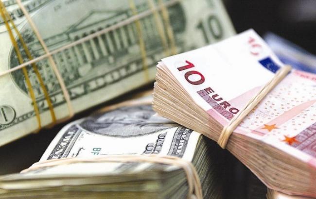 У Росії долар і євро різко подорожчали на перших торгах в 2015 році