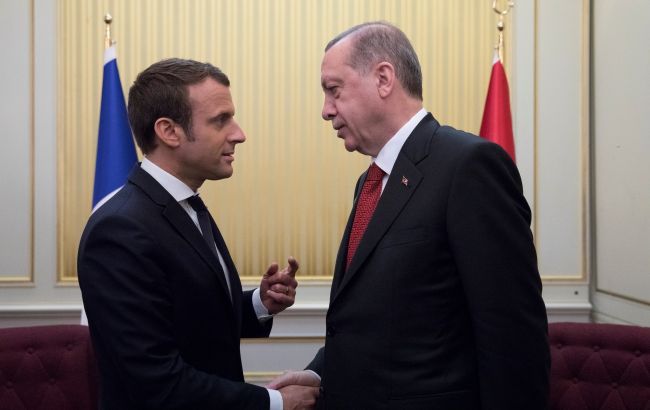 Макрон та Ердоган посварилися через іслам. Франція відкликала свого посла