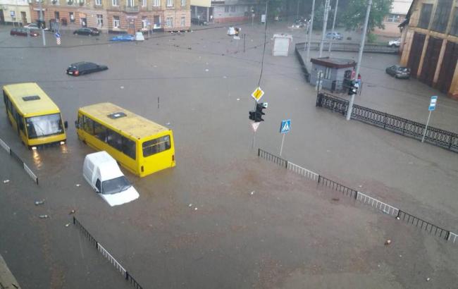 У Львові в результаті зливи затопило вулиці