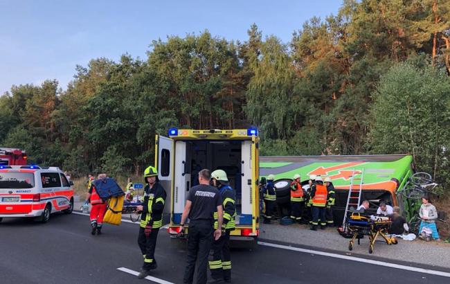 У Німеччині перекинувся пасажирський автобус, 16 постраждалих