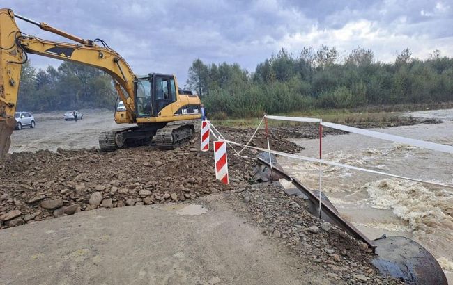 В Закарпатье из-за дождей перекрыли движение одной из переправ. Мосту грозит разрушение
