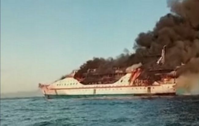 В водах Индонезии загорелся пассажирский лайнер: на борту было 200 человек
