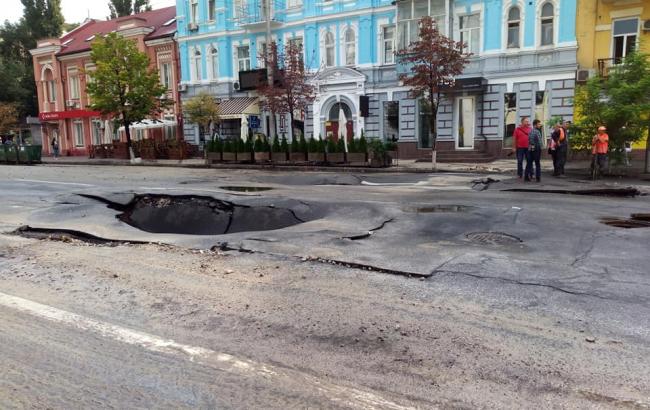 У Києві на вул. Антоновича через негоду провалився асфальт, рух перекрито