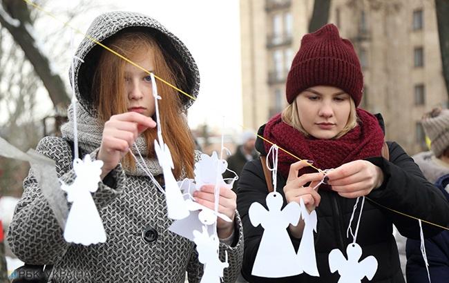 В память о Небесной Сотне: в центре Киева развесили бумажных ангелов (фоторепортаж)