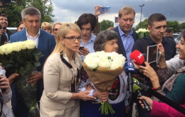"Мы с вами недостаточно близки": Савченко отказалась от цветов и объятий Тимошенко