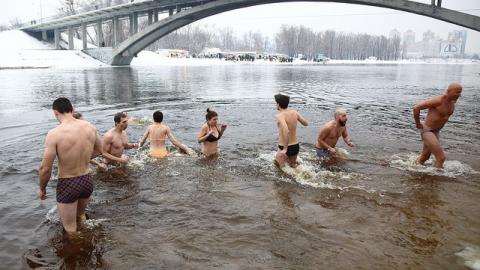 Хрещення 2018: у мережі з'явилося вражаюче відео купання людей у Києві