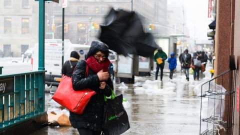 Магнітна буря і потужний вітер з дощем та снігом: українців попередили про негоду