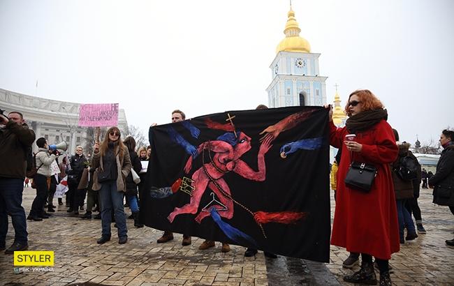 Скандал с символикой Нацдружин на Марше Женщин: активистку судят, а организаторам вменяют "надругательство над Гербом Украины"