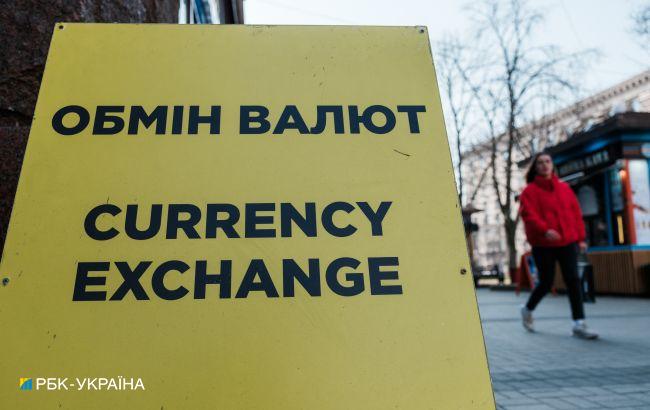 Українці збільшили купівлю валюти у банках попри зростання курсу долара