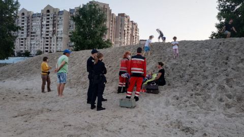 Чудом успели спасти: в Киеве девочку засыпало песком во время игры (видео)