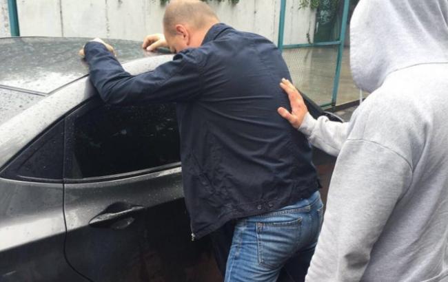 У Києві на хабарі спіймали чиновника служби АТО