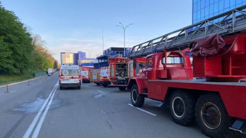 В Киеве горело админздание "Эпицентра": пламя тушили 40 пожарных на 10 машинах (фото)
