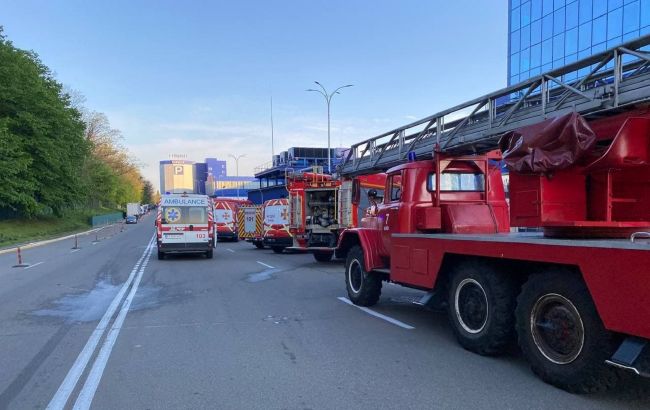 В Киеве горело админздание "Эпицентра": пламя тушили 40 пожарных на 10 машинах (фото)