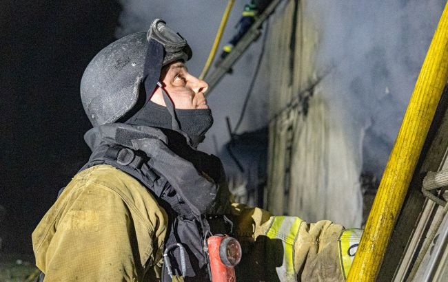 Нічний обстріл Харкова: у ДСНС показали, як триває ліквідація наслідків атаки