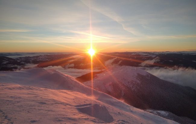 Красу засніжених Карпат у променях сонця показали на казкових фото