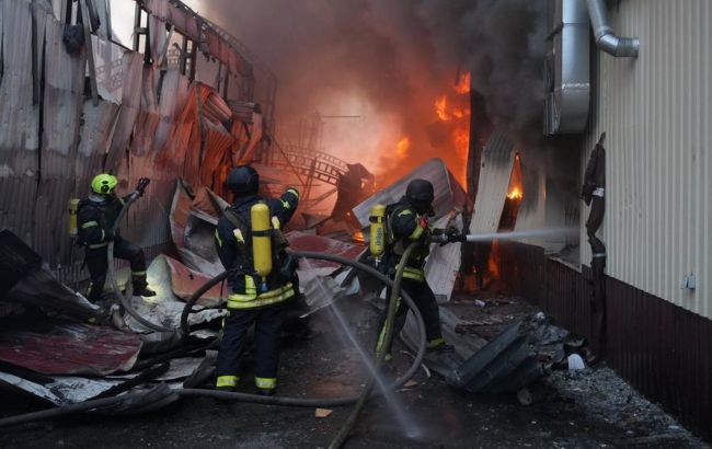 У Києві через російську атаку частково зруйновано офісний центр