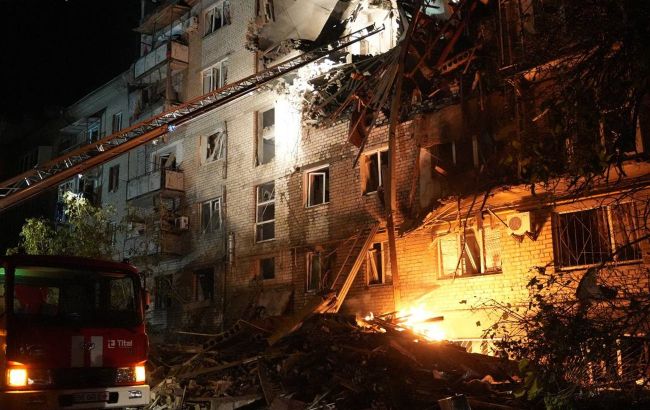 Загиблий і постраждалі: ДСНС показала наслідки удару росіян по п'ятиповерхівці в Миколаєві