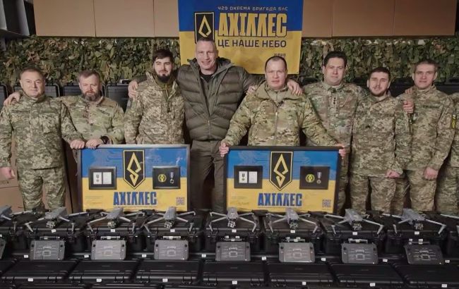 Почти 30 тысяч дронов и автомобили: Кличко встретил Новый год с военными и передал помощь