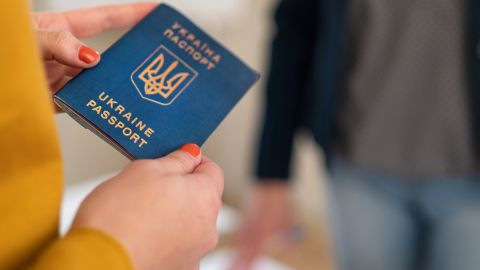 Кто из мужчин может получить документы за границей: объяснение паспортного сервиса