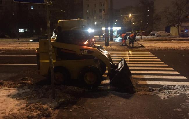 "Киевавтодор" всю ночь убирал снег в Киеве