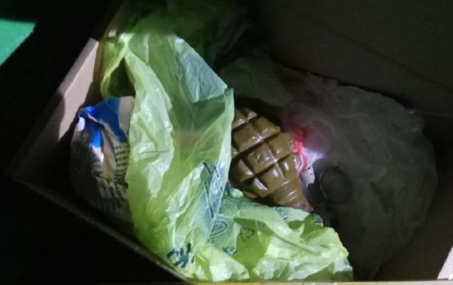 В Харькове неизвестный оставил коробку с корпусом гранаты в жилом доме