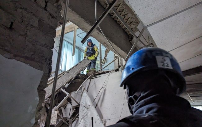 Окупанти вдарили по Покровську, зруйновані дві будівлі: є загиблий, багато поранених
