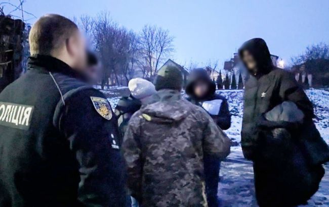 Поліція проводить більше 200 обшуків через справи щодо втечі ухилянтів за кордон