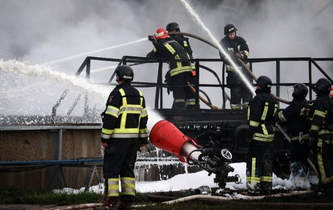 Російські дрони влучили у нафтобазу на Чернігівщині, виникла масштабна пожежа