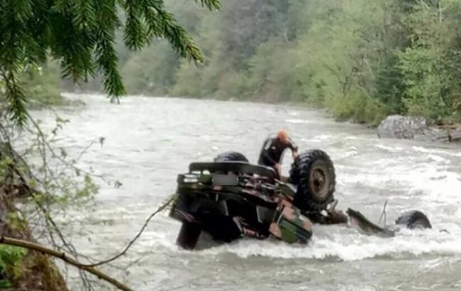 Появились подробности срыва грузовика с туристами в Карпатах