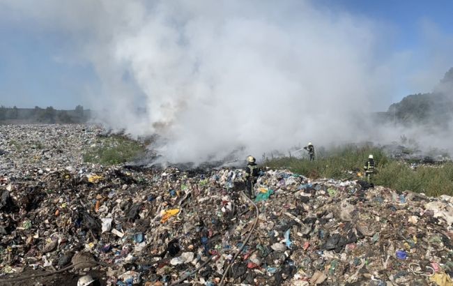 Під Києвом горить сміттєзвалище