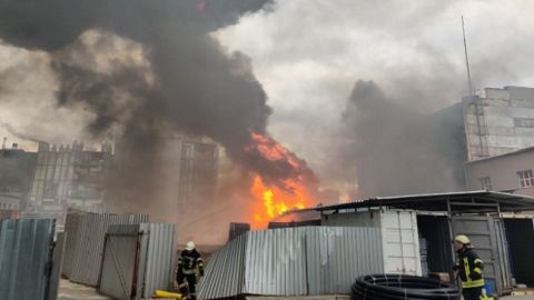 В Киеве возле завода "Радикал" вспыхнул пожар: горел ангар с химикатами