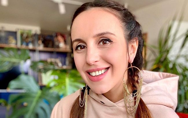 Солнышко наше: беременная Джамала принесла с собой весну на цветущем фото