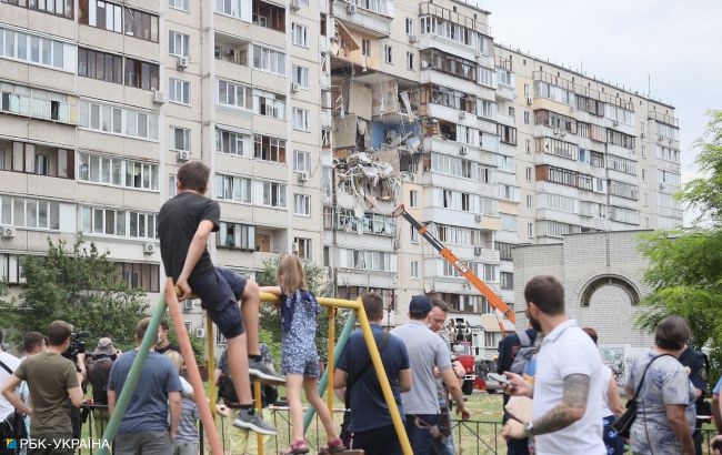 Взрыв дома на Позняках: соседи нашли "крайнюю"