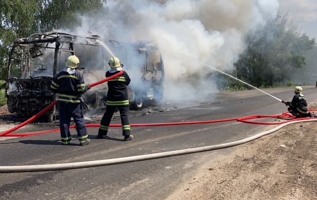 У Черкаській області згорів дотла пасажирський автобус