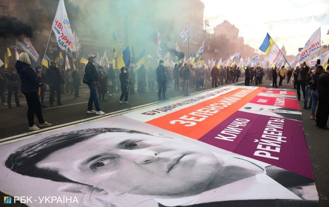 В Киеве устроили акцию протеста, перекрыта центральная улица