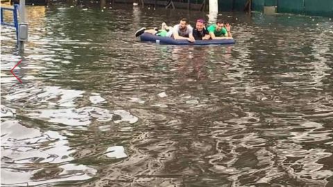 Мощный ливень затопил Житомир: жители устроили водные развлечения прямо на улицах