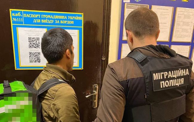Працювали кур'єрами замість навчання: у Харкові виявили п'ятьох нелегалів