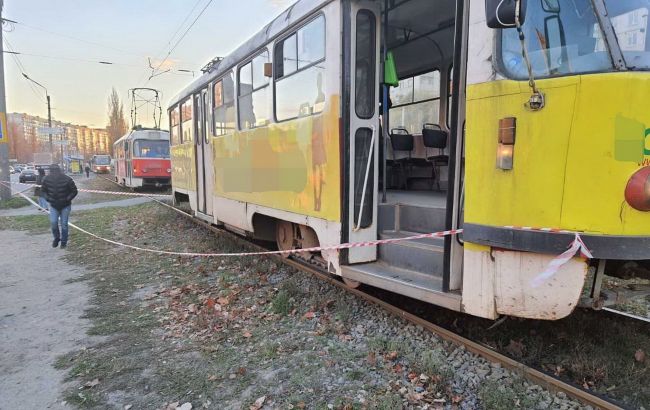 Шла в наушниках: в Харькове девушка попала под трамвай и погибла от травм