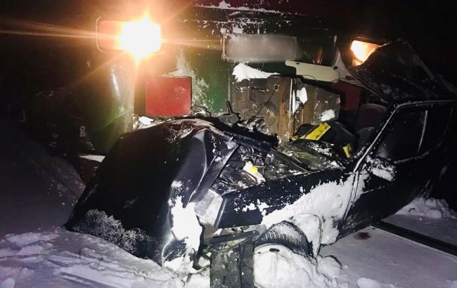 На Прикарпатье поезд протаранил легковой автомобиль: есть погибшие