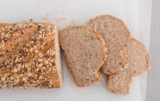 Почему нельзя убирать хлебные крошки со стола рукой: это следует знать