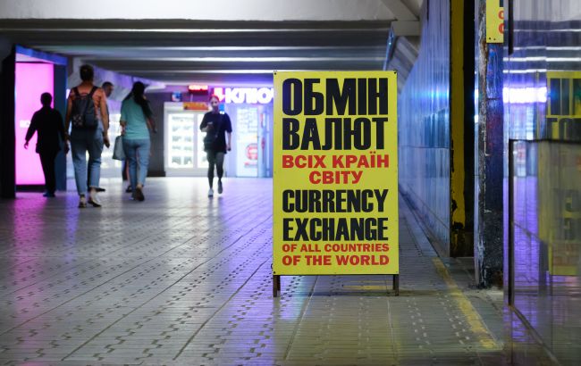 Скільки коштують долар та євро: обмінники оновили курси валют