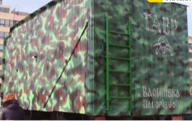 Волонтеры сделали для украинских бойцов сауну на колесах