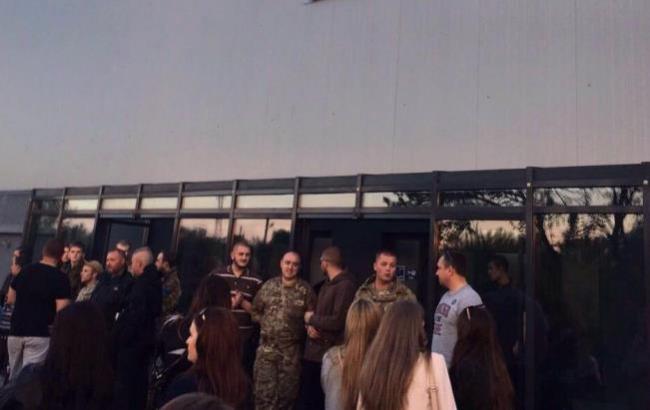 Сладкий протест: Поклонники LOBODА накормили самооборону Ивано-Франковска конфетами