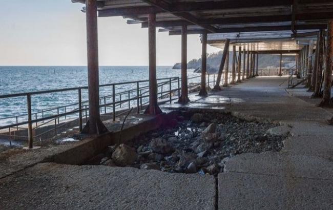 Полная разруха: крымские пляжи не готовы встречать туристов