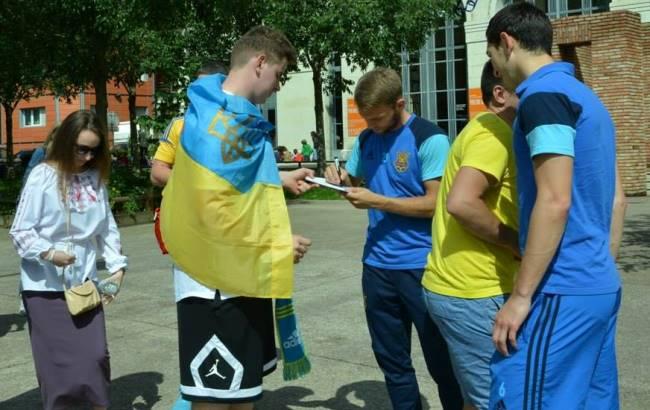 Украинские футболисты встретились с болельщиками накануне важного матча
