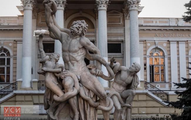 В Одессе памятники "заступились" за шаурму